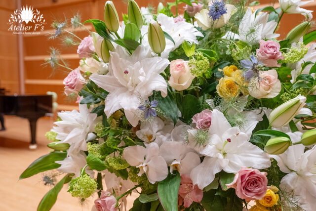 神戸市灘区民センターへピアノの発表会へお届けしたスタンド花。ユリやバラなどを使いパステルカラーで仕上げました