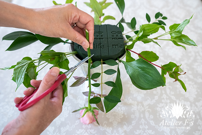 高さは花器の底辺から、フローラルフォームくらいで切りましょう