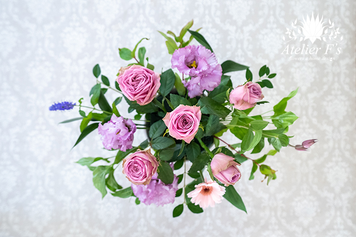 ポイントフラワーとラインフラワーの次は、インパクトのある花(大きな花)を入れます。