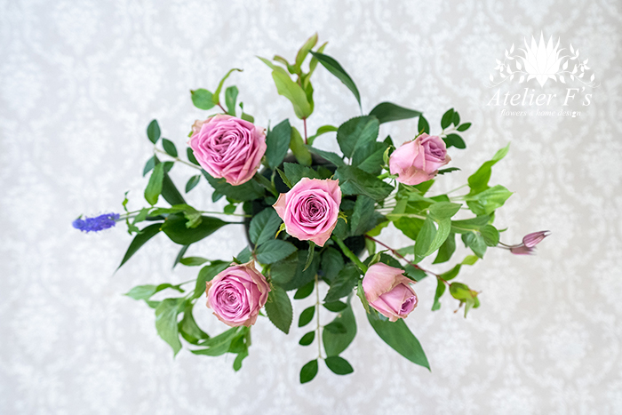 楕円形の長い方にラインの花を入れる