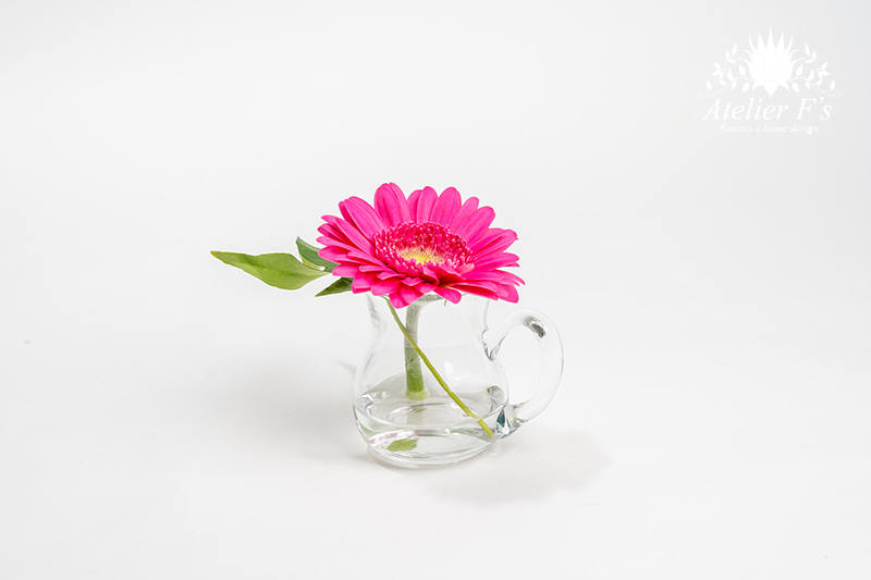 ガーベラを短く切って水を少なくして活ける