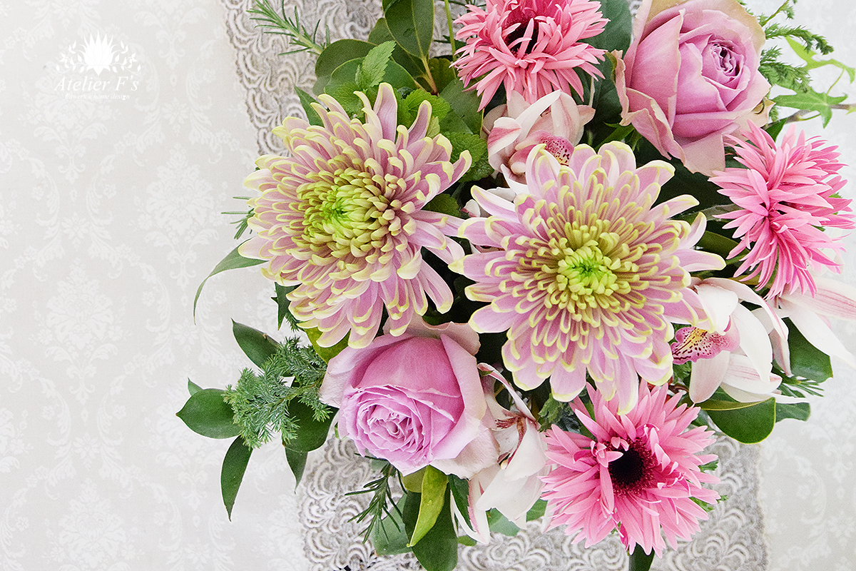 菊とバラとガーベラで作るお正月アレンジ