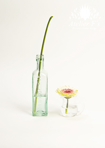 折れた花首を切り離して飾る