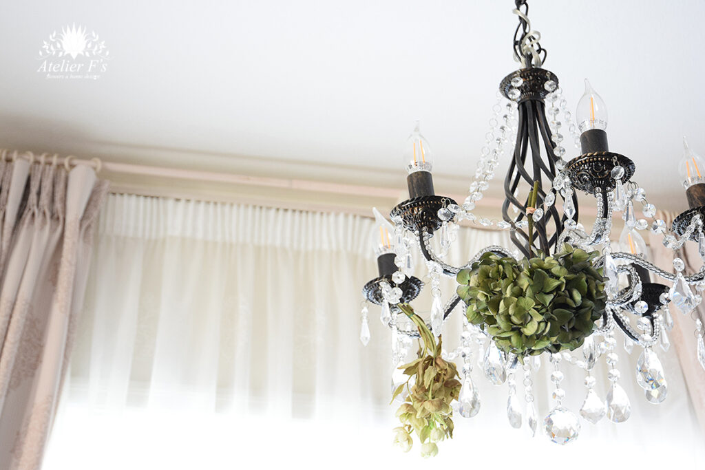 ドライにした秋色紫陽花をかざる