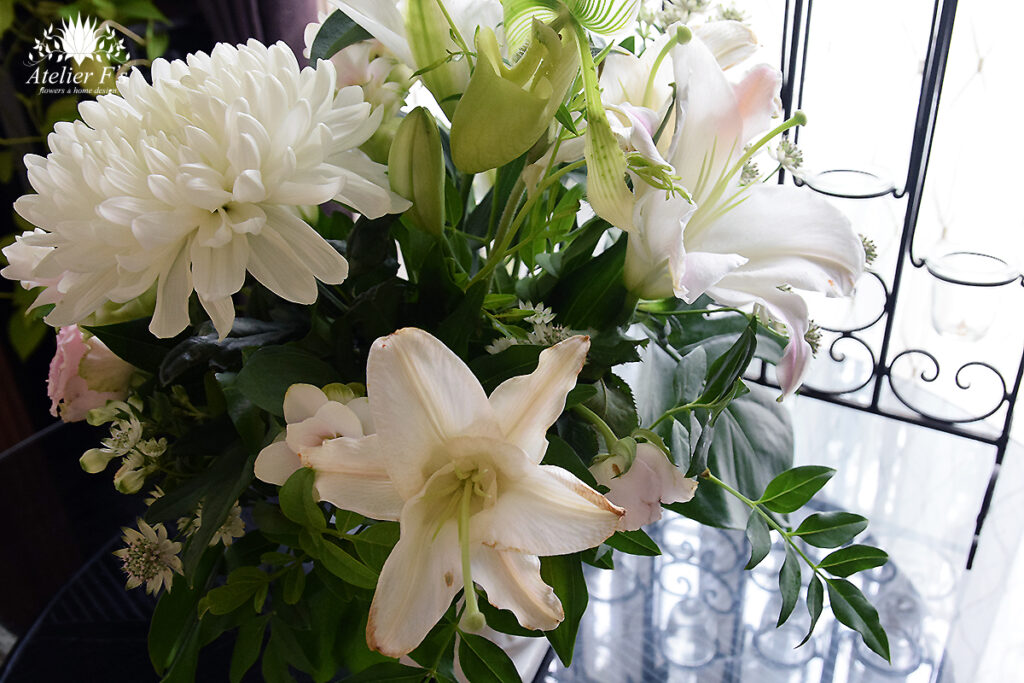 お盆のお供え一部の花が枯れた