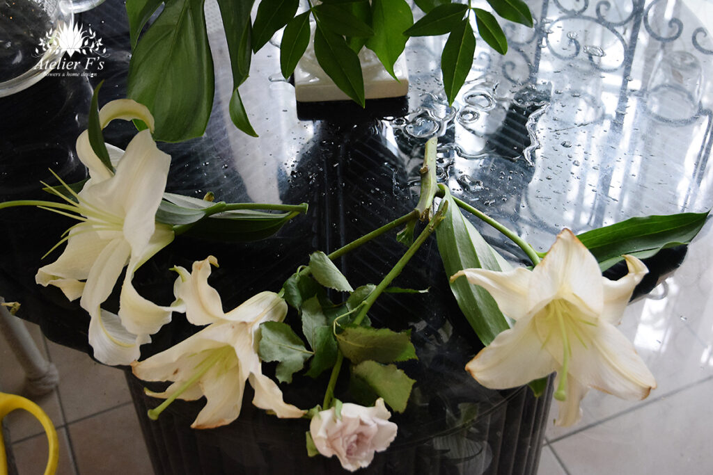 お盆の花　一部の花が枯れたら抜きましょう