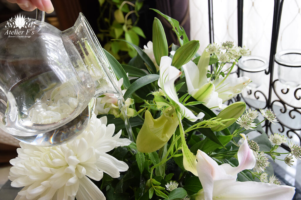 お盆のお供えの花へ水やり