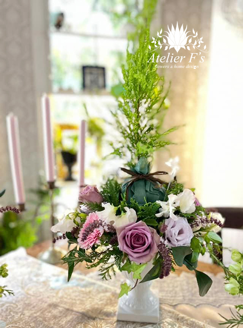 ベーシック1　ギャザリングアレンジ　ゴールドクレストと生花