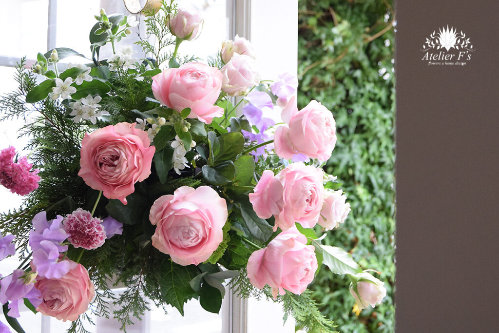 イギリススタイルフラワーアレンジメント　壁面クレッセントアレンジ