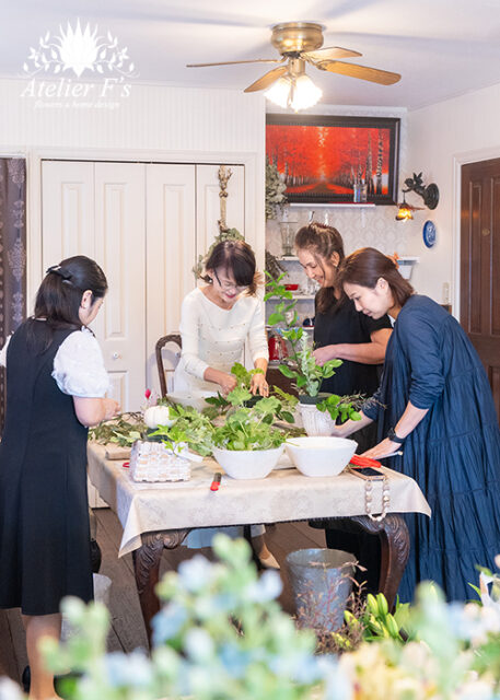 アトリエフィーズフラワーアレジメント教室　レッスン風景